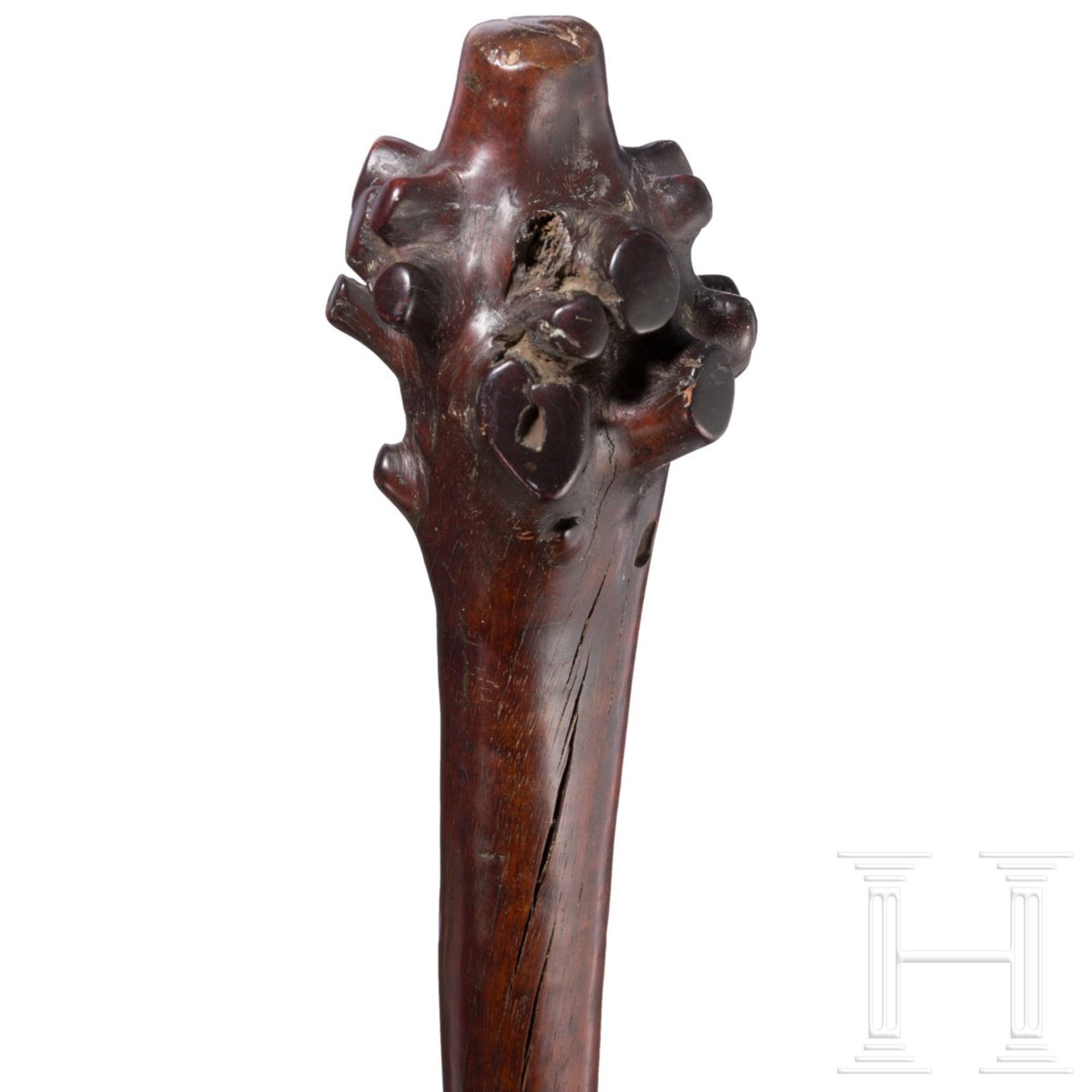Kriegskeule „Waka“, FidschiAus einer bearbeiteten Wurzelknolle gebildeter Schlagkopf. Langer, - Bild 4 aus 5