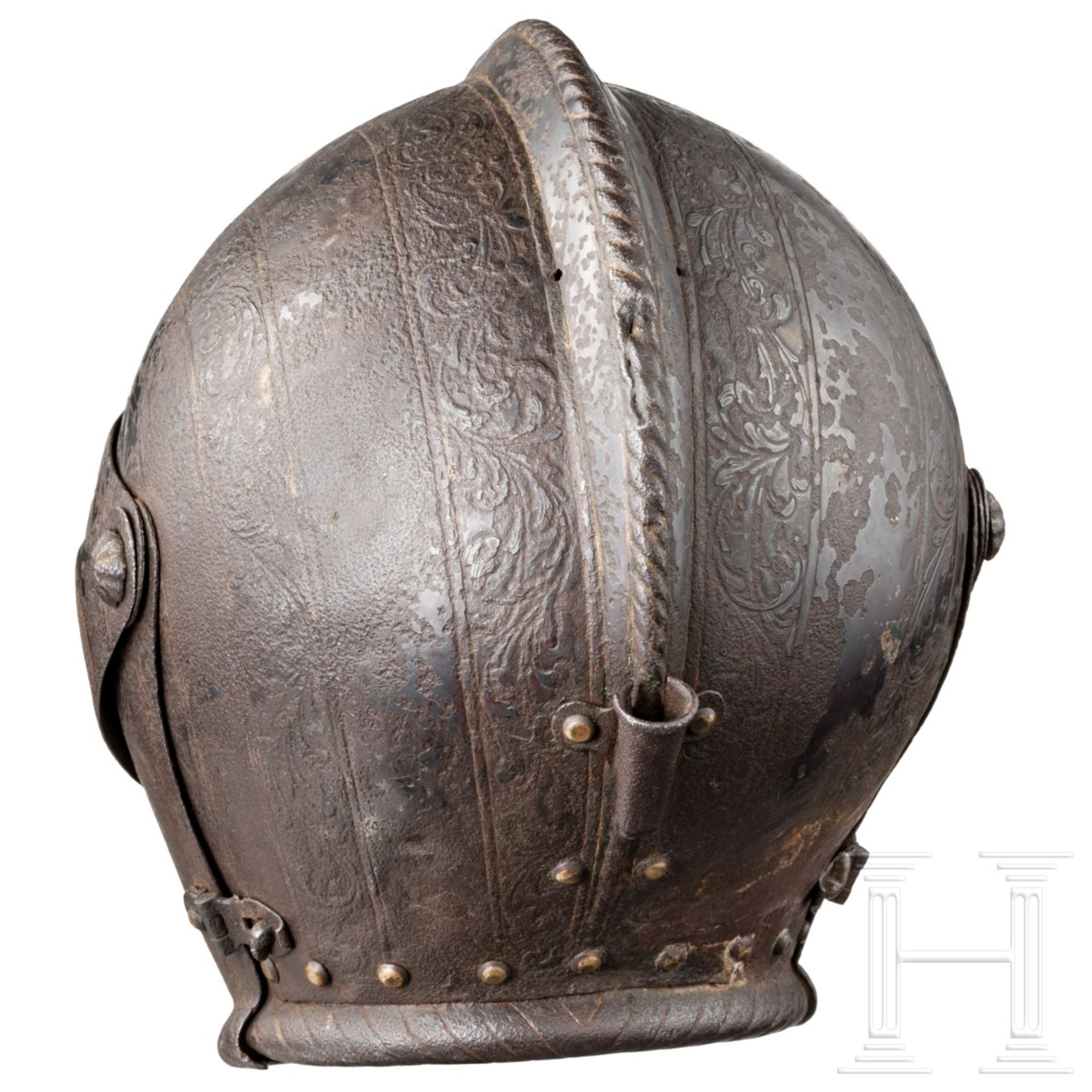 Bedeutender geschlossener Helm mit getriebenem und graviertem Dekor, süddeutsch oder Italien, um - Bild 4 aus 7