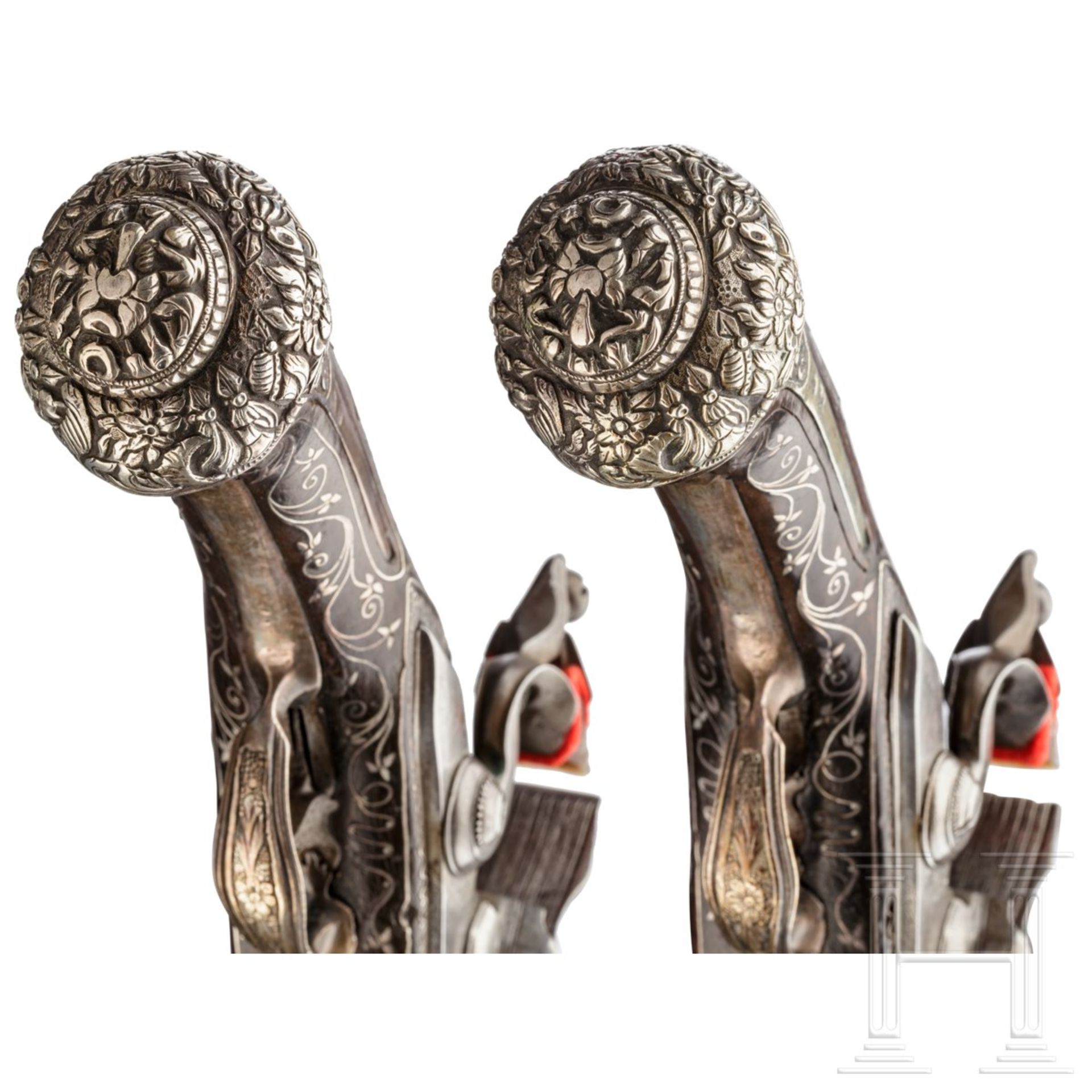 Ein Paar silbermontierte Steinschloss-Orientpistolen, osmanisch, um 1820/30Runde Läufe mit - Bild 8 aus 9