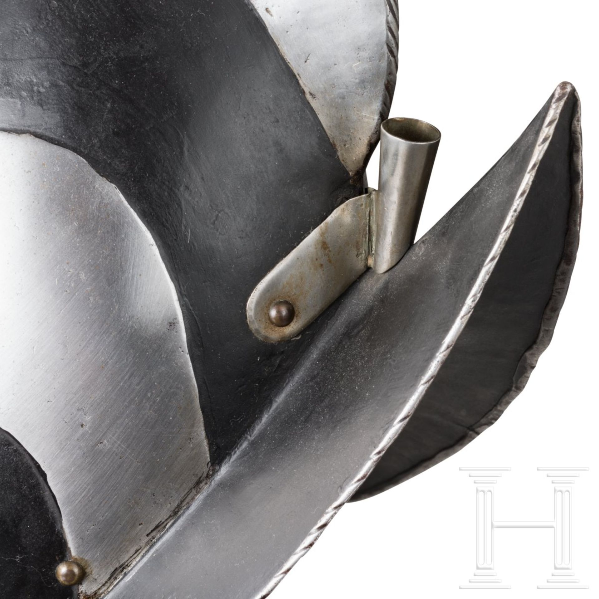 Schwarz-weißer Morion, deutsch, um 1600Zweiteilig gearbeitete Kalotte mit hohem geschnürlten Kamm. - Bild 4 aus 5