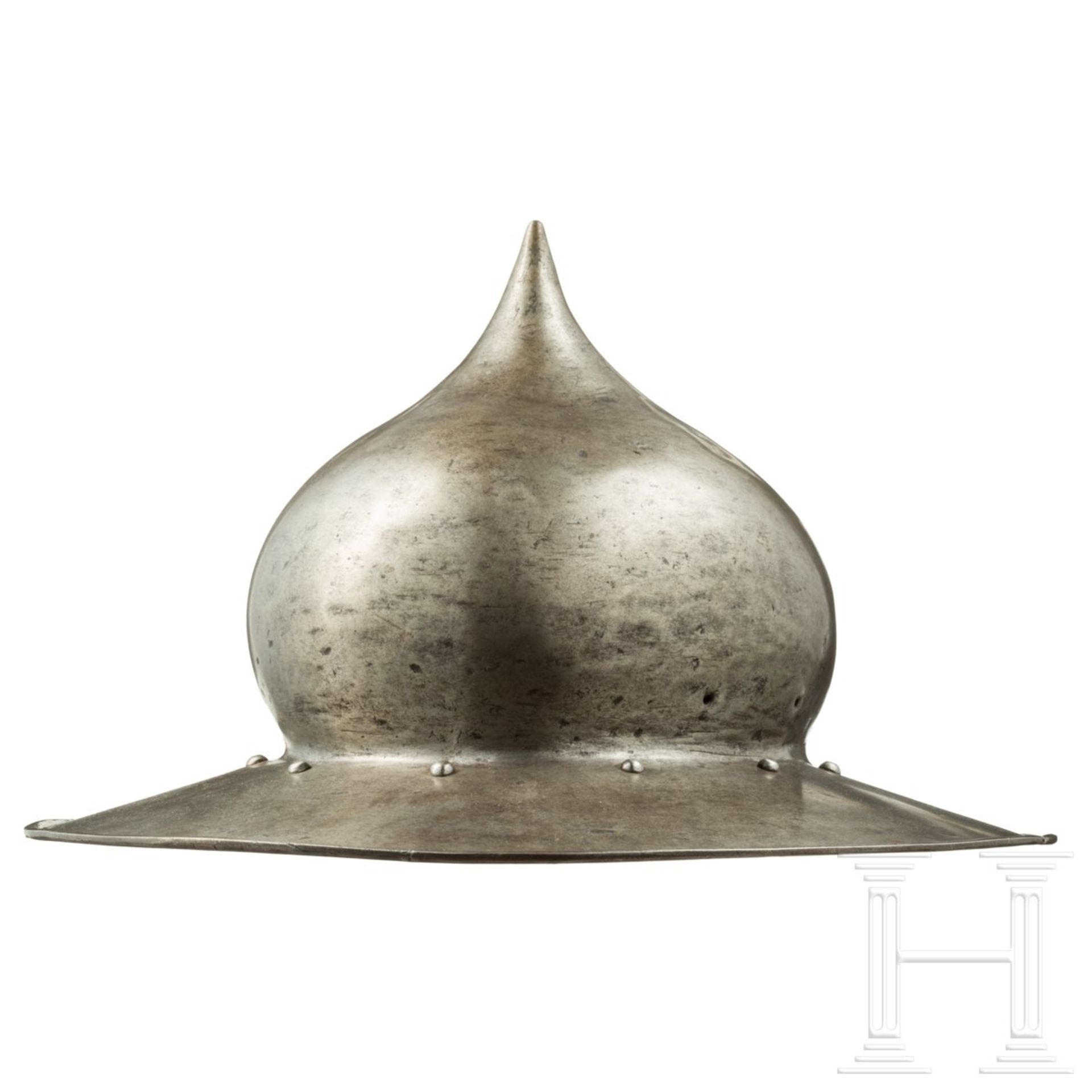 Seltener spätgotischer Eisenhut, deutsch, um 1500Schwere, einteilig geschlagene Kalotte mit - Bild 2 aus 10