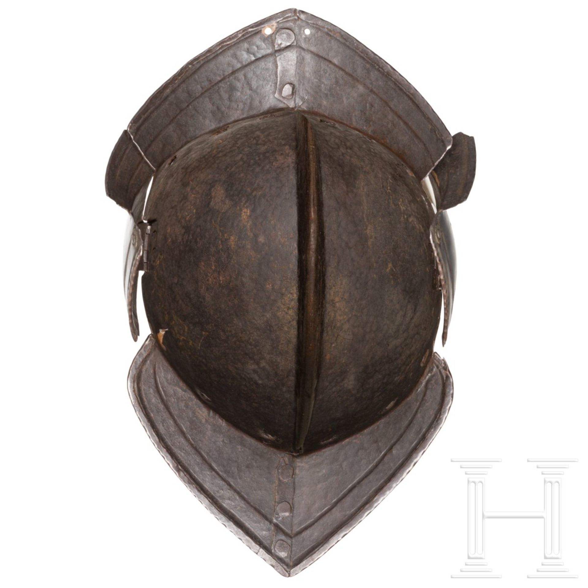 Blanke Sturmhaube, deutsch, um 1580Zweiteilig gearbeitete Kalotte mit hohem geschürlten Kamm. - Bild 4 aus 4