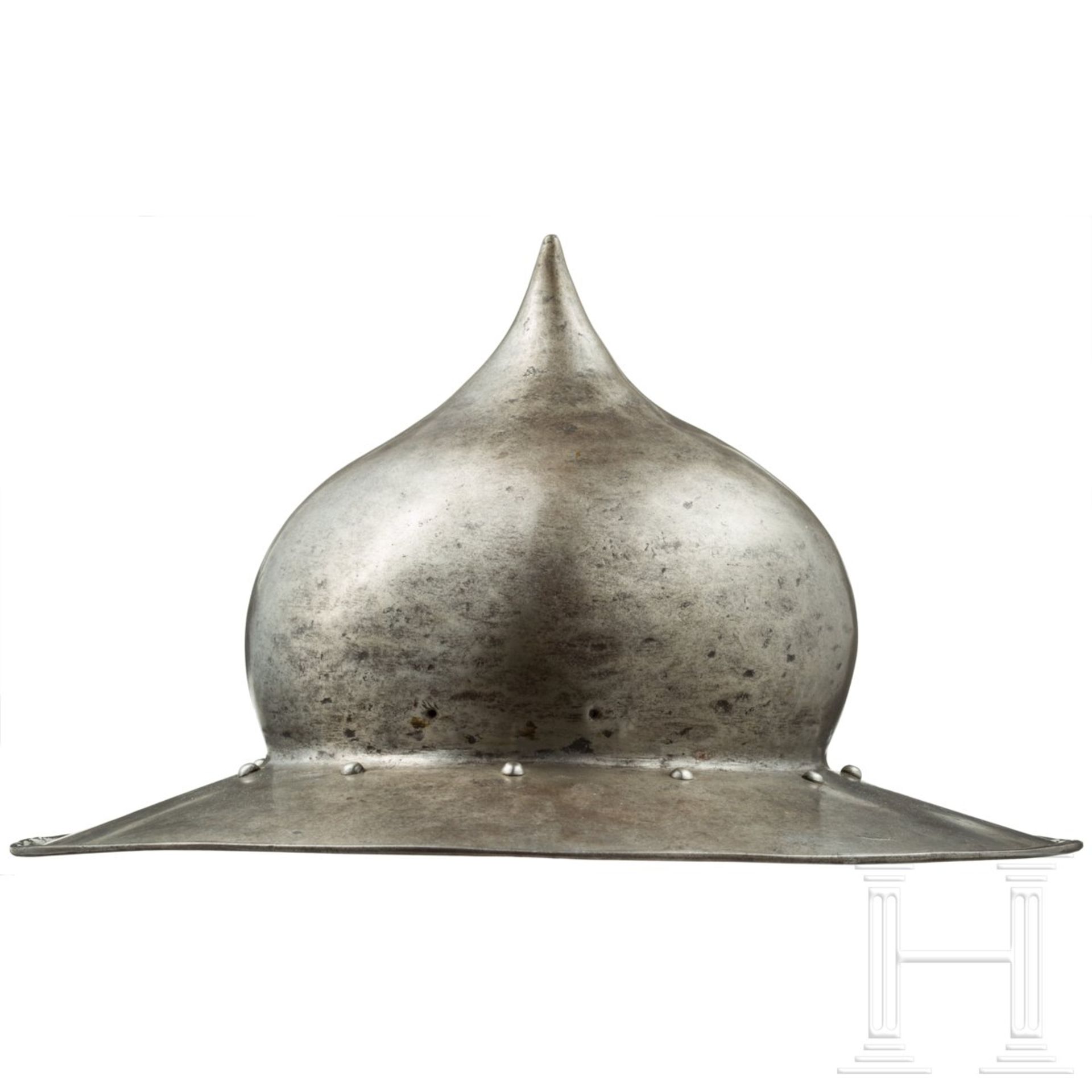 Seltener spätgotischer Eisenhut, deutsch, um 1500Schwere, einteilig geschlagene Kalotte mit - Bild 4 aus 10