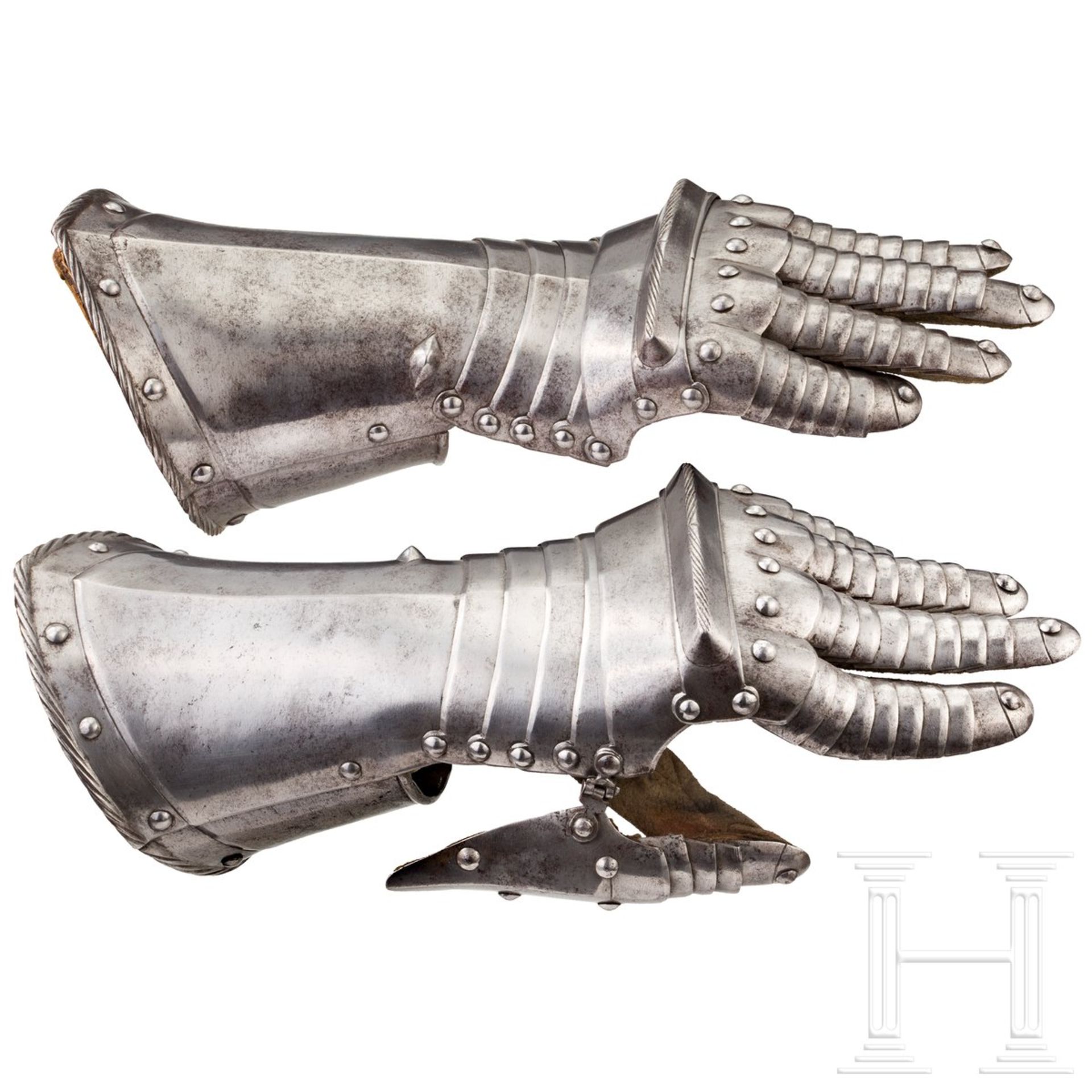 Ein Paar Panzerhandschuhe, deutsch, um 1570Blanke Handschuhe mit fünffach geschobenen Handrücken und - Bild 3 aus 3