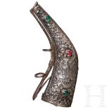 Silbermontiertes Pulverhorn, osmanisch, 18. Jhdt. Beidseitig rocaillenförmig und mit