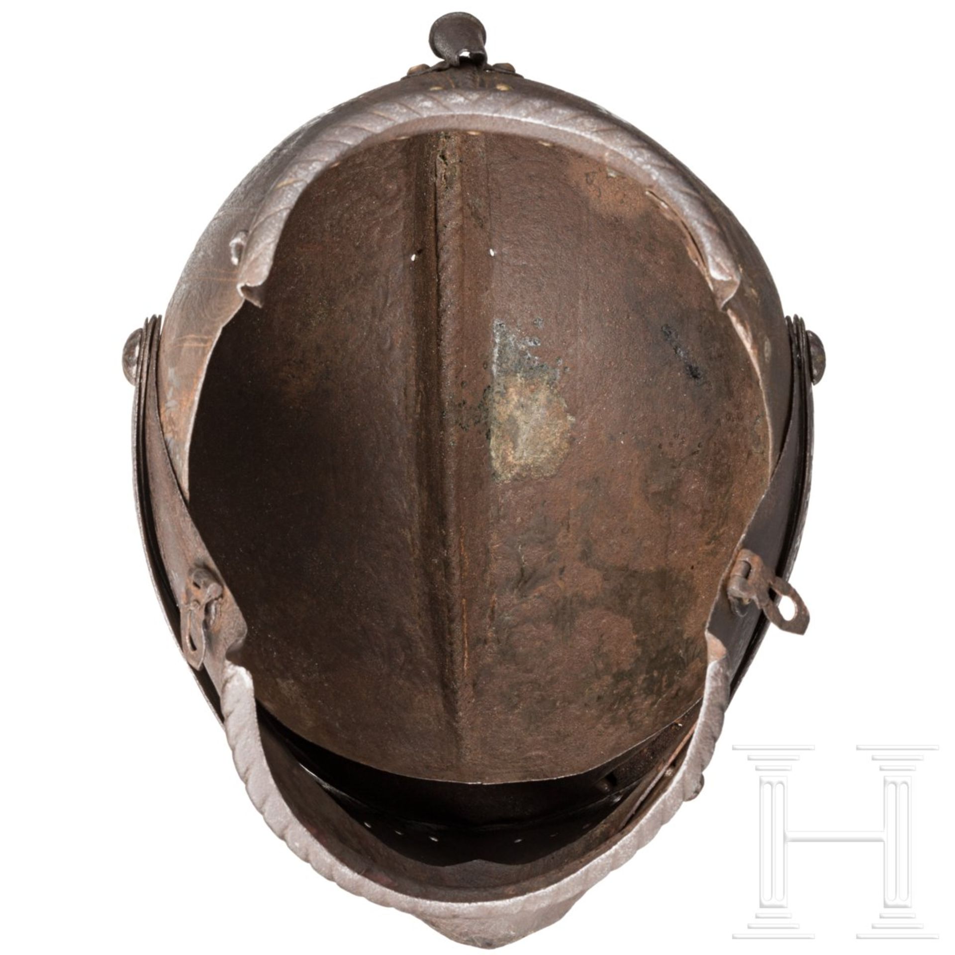 Bedeutender geschlossener Helm mit getriebenem und graviertem Dekor, süddeutsch oder Italien, um - Bild 7 aus 7