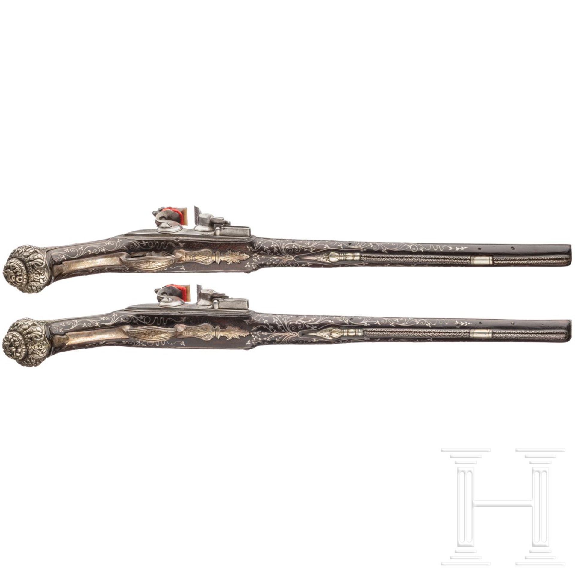 Ein Paar silbermontierte Steinschloss-Orientpistolen, osmanisch, um 1820/30Runde Läufe mit - Bild 4 aus 9