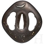 Tsuba, Japan, Edo-PeriodeShibuichi Misumi-Tsuba in seltener Tate Kaku Gata-Form mit Fukurin aus