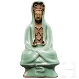 Eine Longquan-Guanyin-Keramik-Statuette, China, späte Qing-Dynastie, Anfang 20. Jhdt.