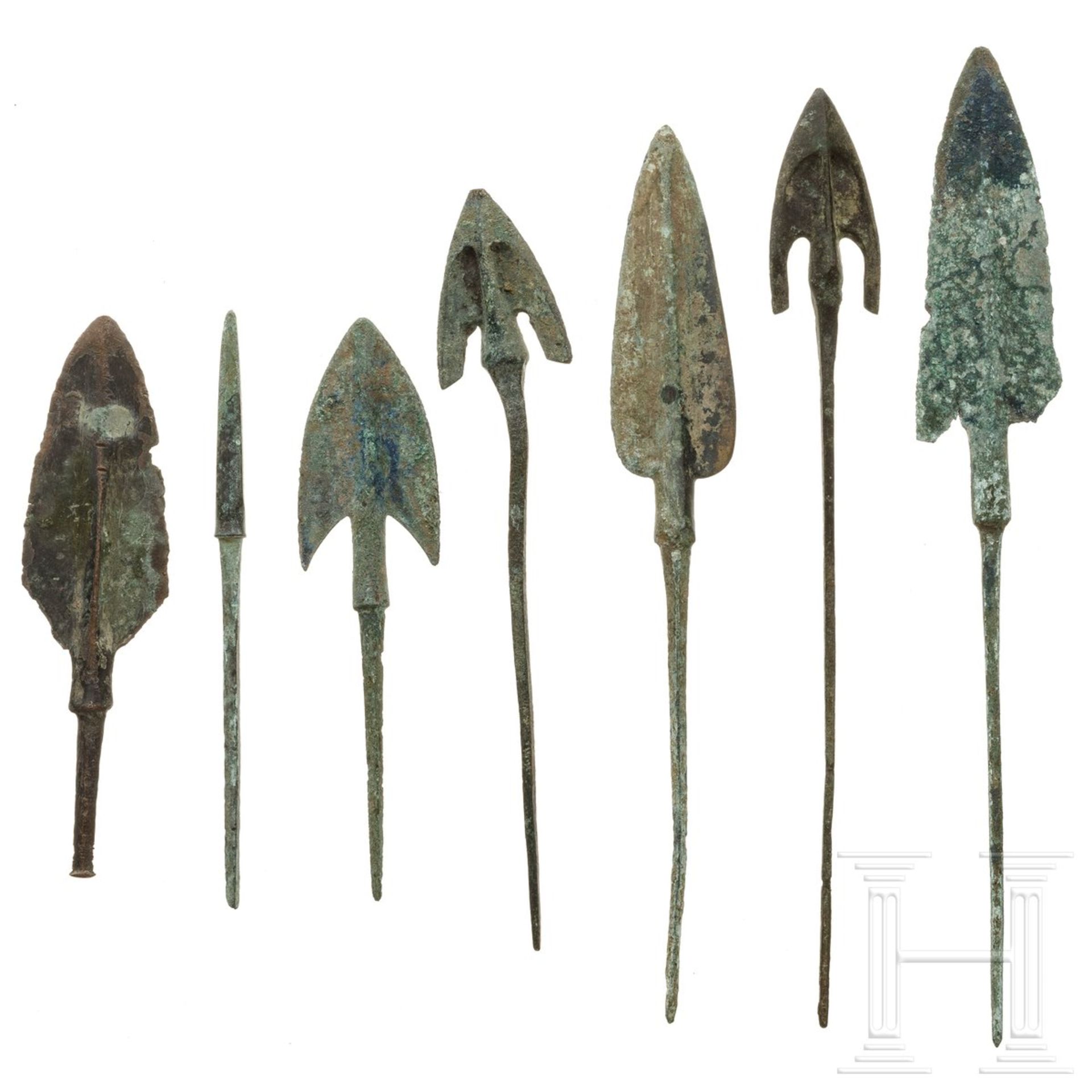 Sieben Pfeilspitzen, Bronze, Vorderasien, ca. 1000 v. Chr. - Bild 2 aus 3