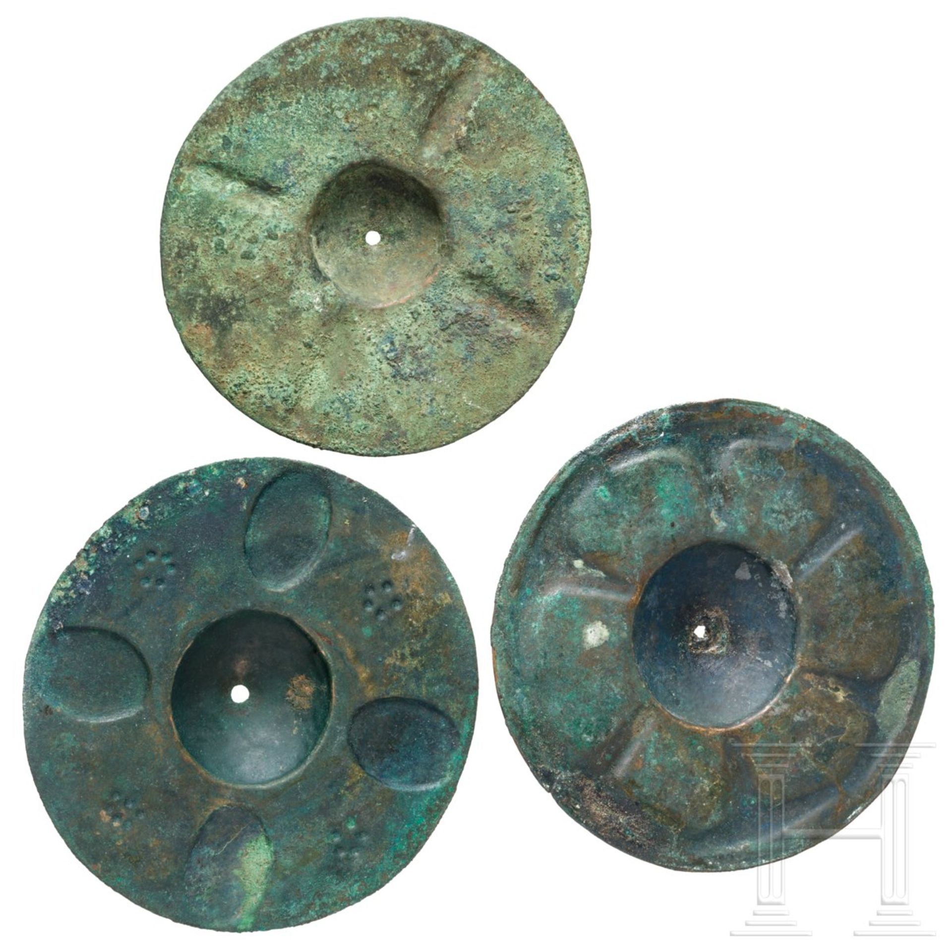 Drei bronzene Phalerae, Nordwestiran, 9. - 8. Jhdt. v. Chr. - Image 2 of 3