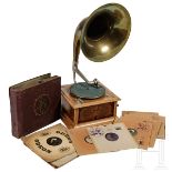 "Fischer"-Grammophon mit zahlreichen Platten, deutsch, um 1900