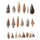 20 Flintpfeilspitzen und eine Kette mit Steinperlen, Sahara, neolithisch, ca. 5000 – 3000 v. Ch