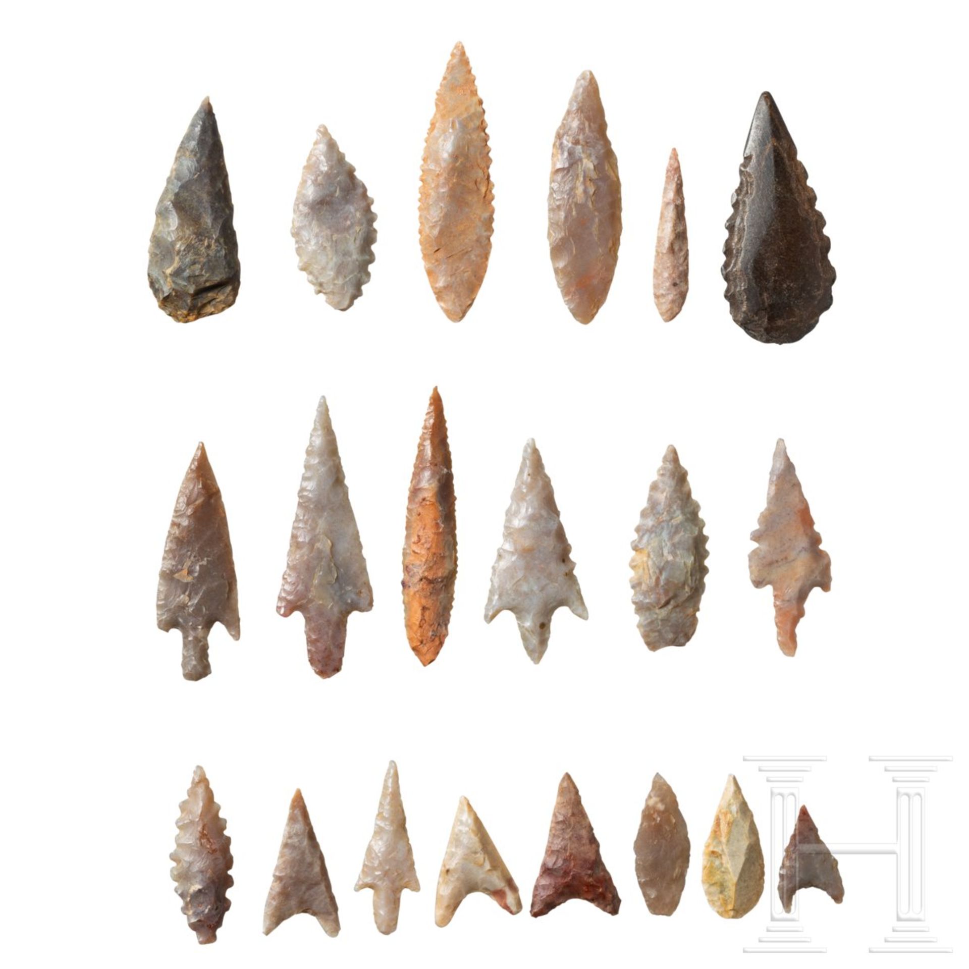 20 Flintpfeilspitzen und eine Kette mit Steinperlen, Sahara, neolithisch, ca. 5000 – 3000 v. Ch