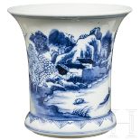 Kleine Gu-Vase mit Landschaftsszene blau auf weiß, China, späte Qing-Zeit