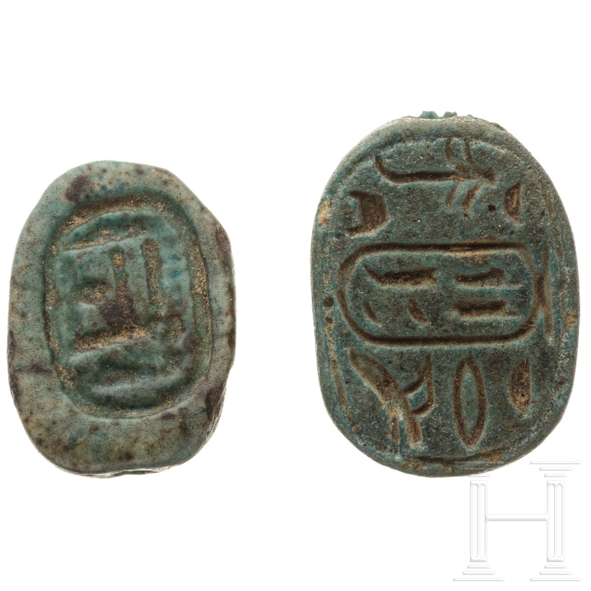 Zwei Amulettskarabäen, altägyptisch, 2. - 1. Jtsd. v. Chr. - Image 2 of 3