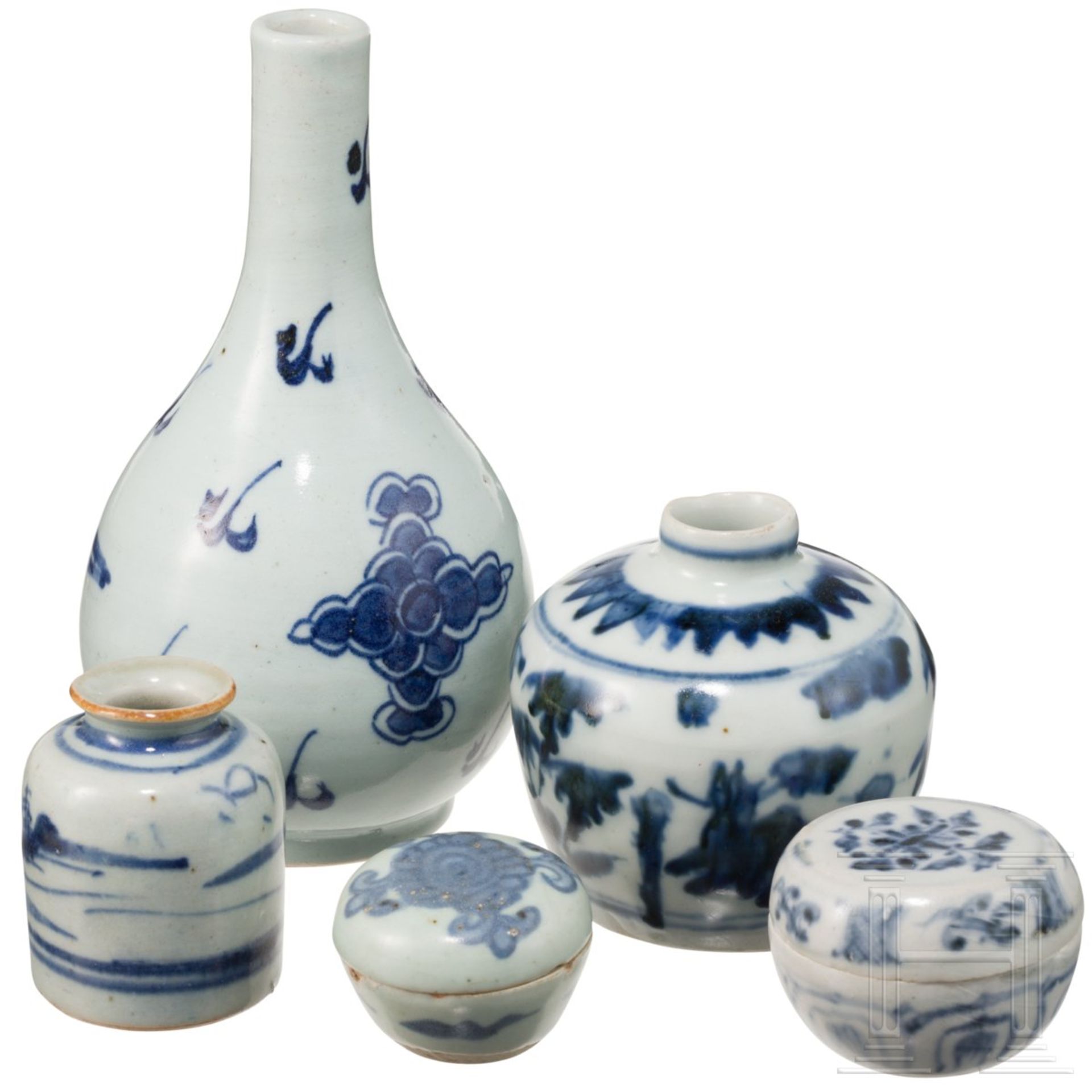Drei kleine Vasen und zwei Döschen mit weiß-blauer Dekoration, China, 16. - 17. Jhdt. - Image 2 of 3
