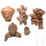 Vier Fragmente von Terrakotta-Figuren und ein seltenes Steinfigürchen, Mittelamerika, präkolumb