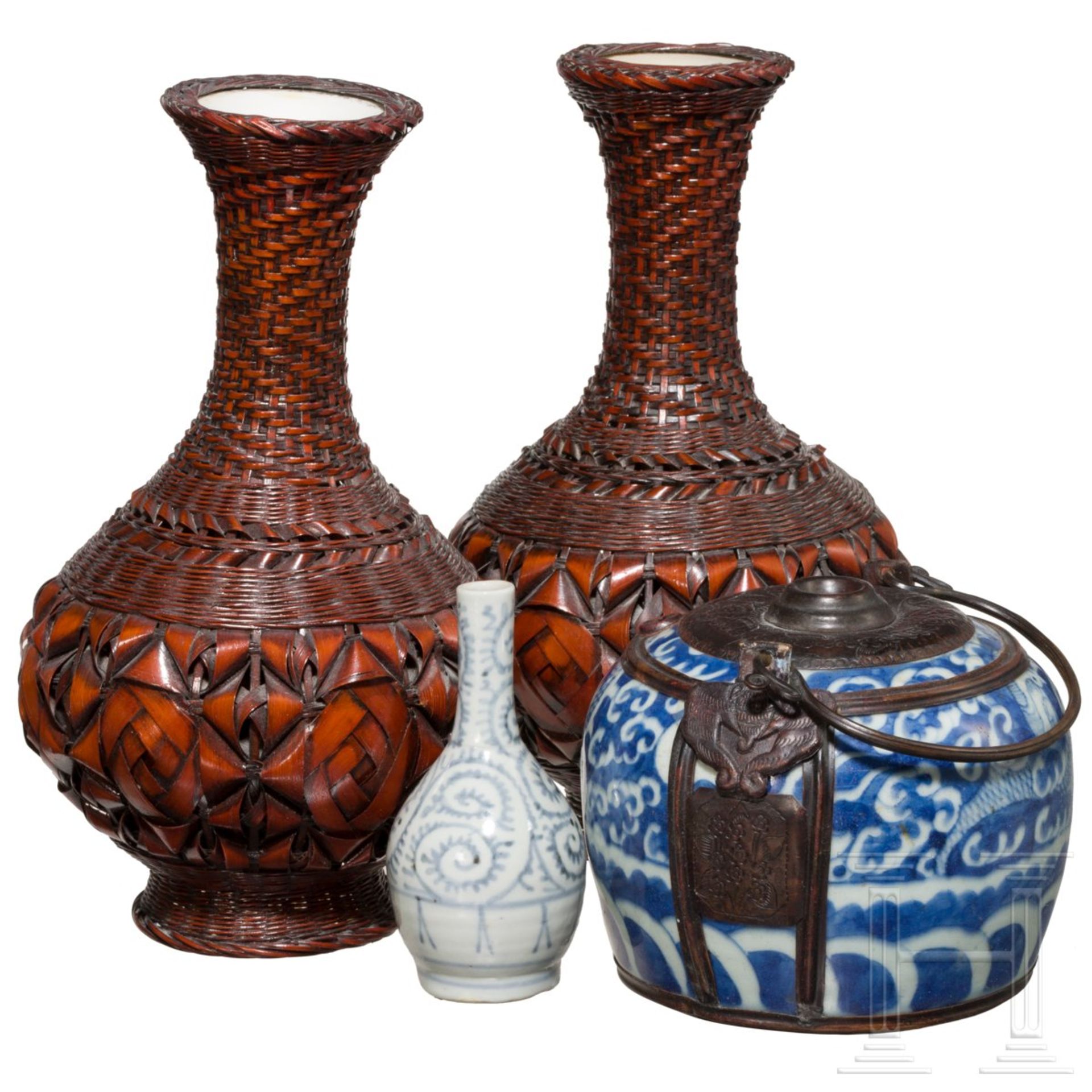 Konvolut Japan bestehend aus zwei Ikebana-Vasen, Miniaturvase und Henkeltopf, Japan, 19. Jhdt - Bild 2 aus 4