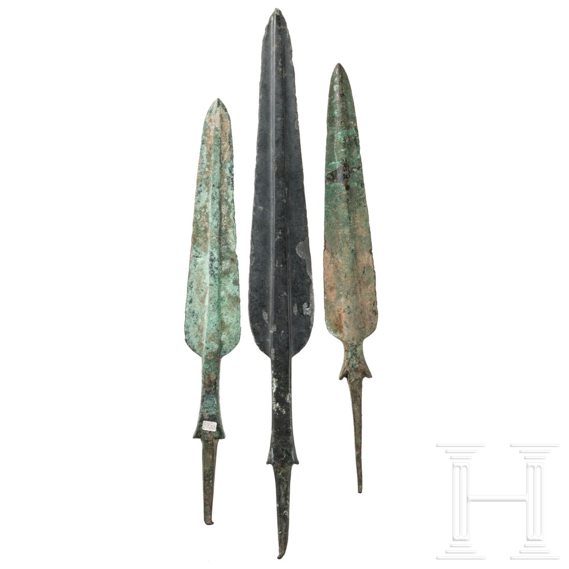 Drei bronzene Lanzenspitzen, Luristan, Westiran, 12. - 11. Jhdt. v. Chr. - Bild 2 aus 3