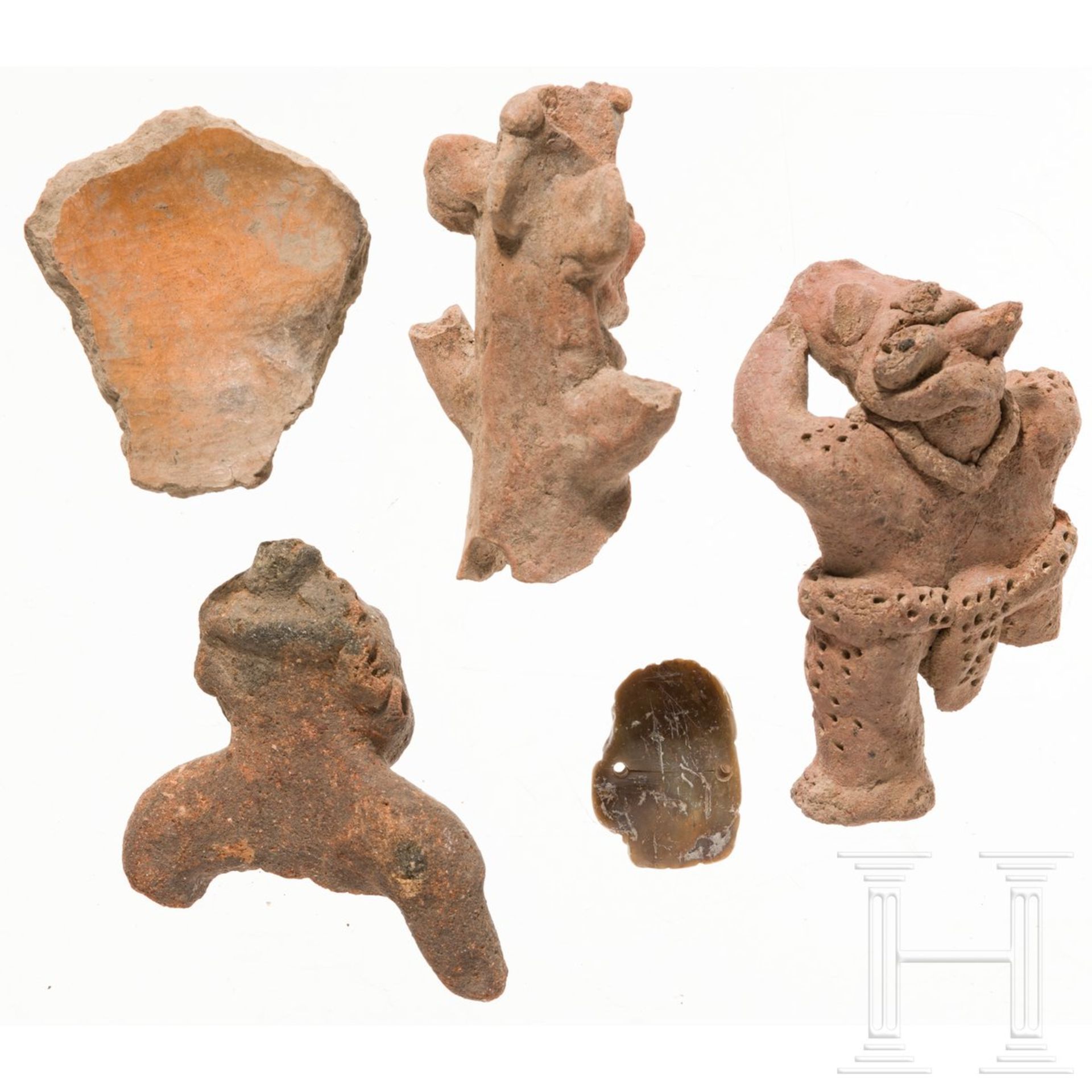 Vier Fragmente von Terrakotta-Figuren und ein seltenes Steinfigürchen, Mittelamerika, präkolumb - Image 2 of 3