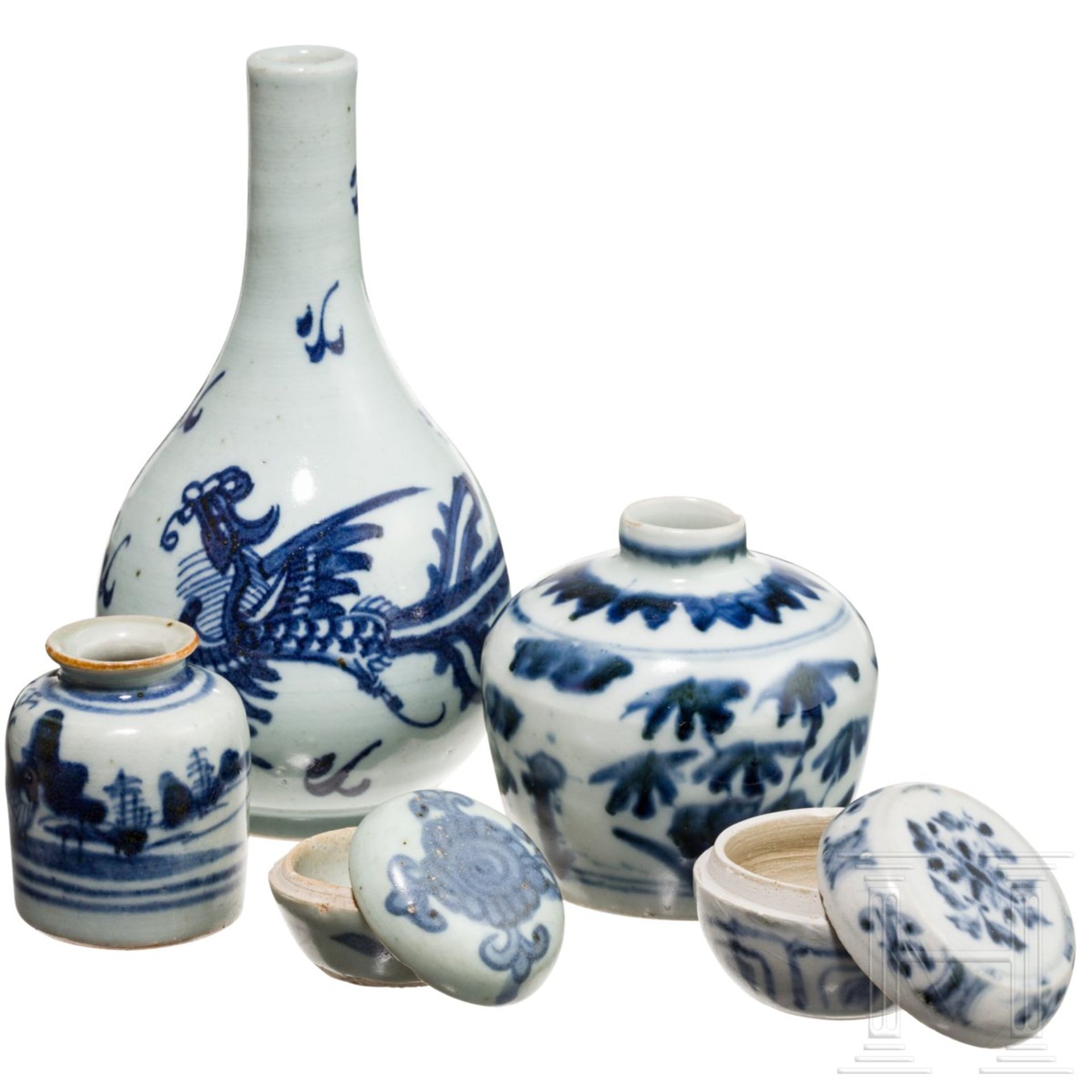 Drei kleine Vasen und zwei Döschen mit weiß-blauer Dekoration, China, 16. - 17. Jhdt.