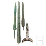 Zwei Griffangeldolche, ein Griffangelschwert und ein Schwertgriff, Luristan, Westiran, ca. 1800 -