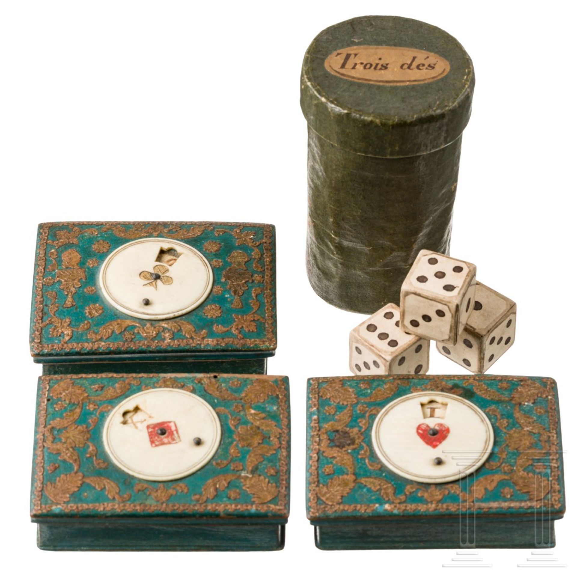 Drei Kartenspielboxen und ein Pappbecher mit Pappwürfeln, Westeuropa, 18. Jhdt.