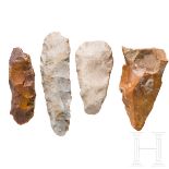Vier Steinartefakte aus Flint, Mitteleuropa, Paläolithikum