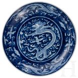 Blau-weißer Drachenteller mit Kangxi-Marke, China, 20. Jhdt.