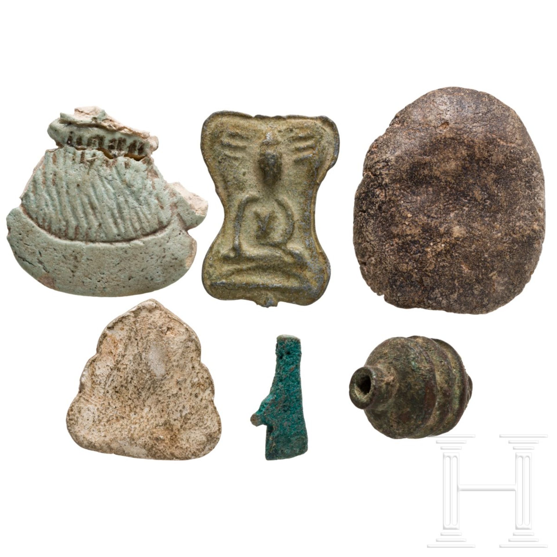 Fünf Amulettanhänger und eine Bronzeperle, altägyptisch, 2. - 1. Jtsd. v. Chr. - Image 2 of 3