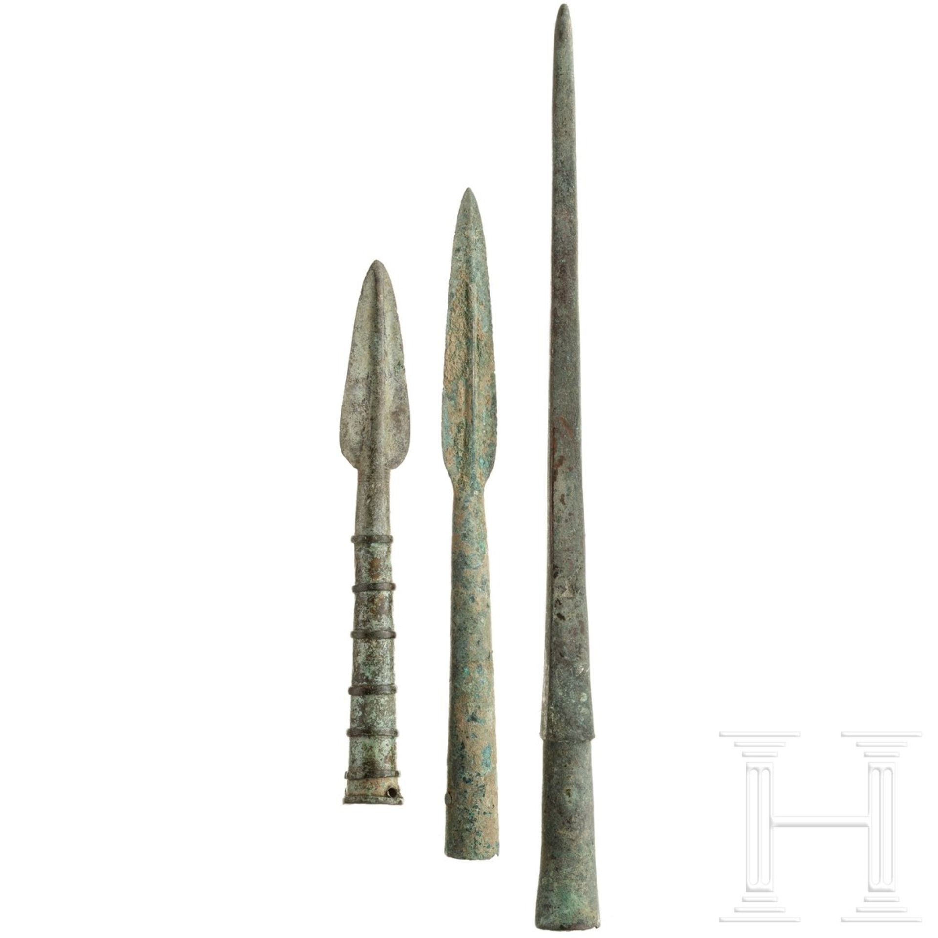 Zwei Speerspitzen und ein Lanzenschuh, Bronze, Luristan, Westiran, ca. 11. - 9. Jhdt. v. Chr.