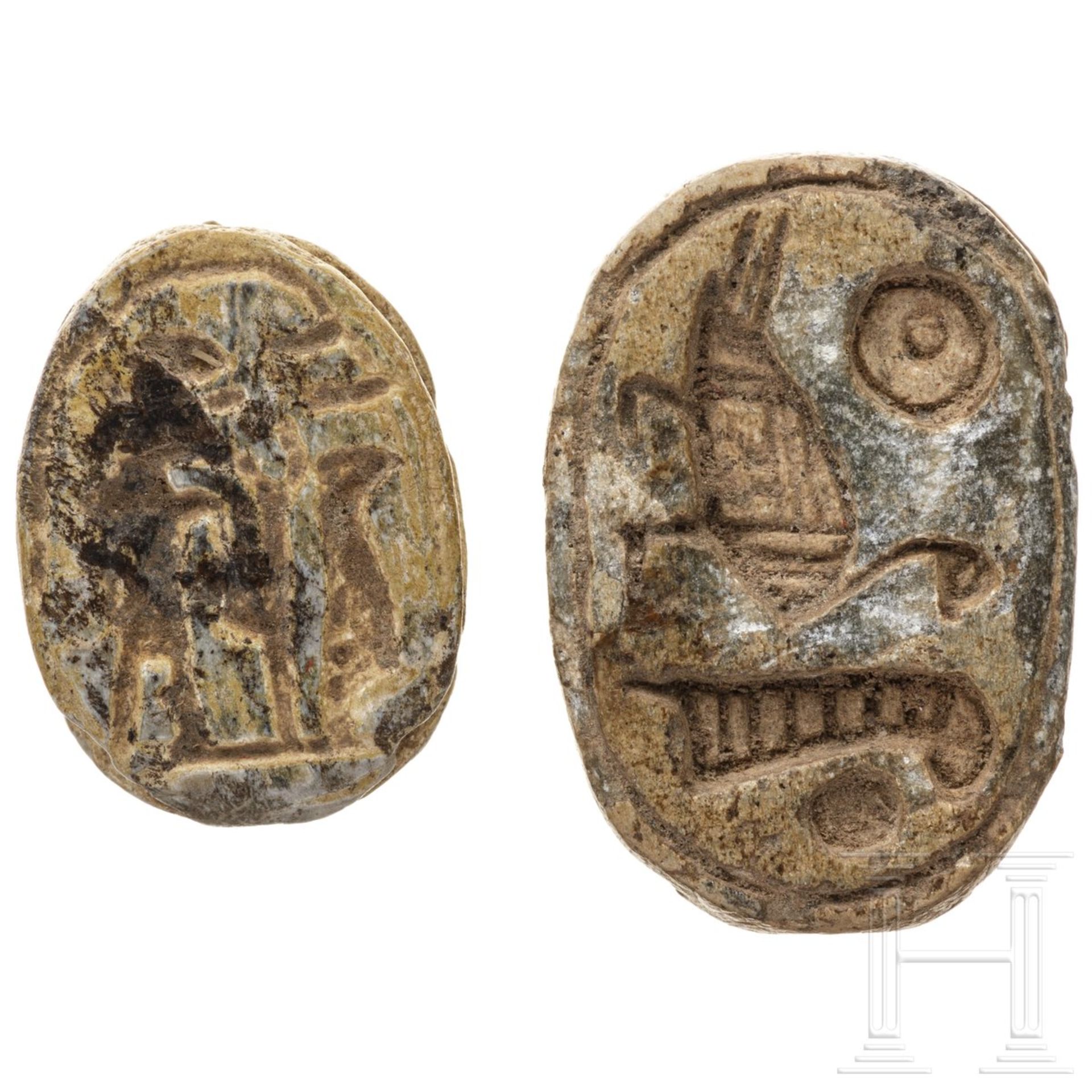 Zwei Amulettskarabäen, altägyptisch, 2. - 1. Jtsd. v. Chr. - Bild 2 aus 3
