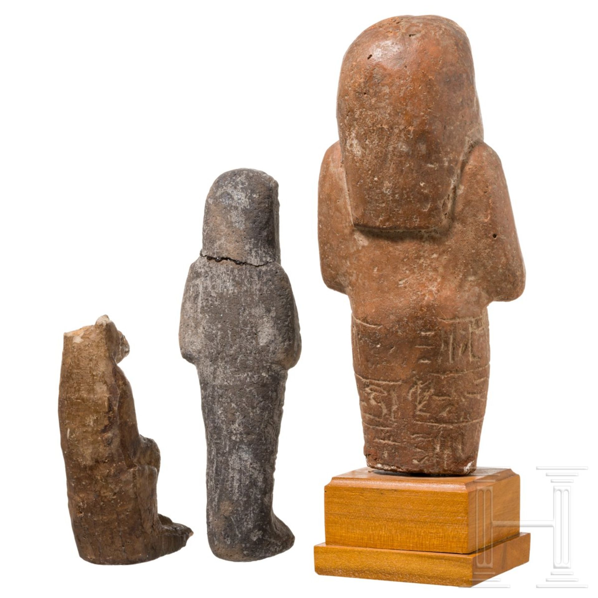 Zwei Ushebtis und ein thronender Anubis, Terracotta, altägyptisch, 2. - 1. Jtsd. v. Chr. - Image 2 of 3