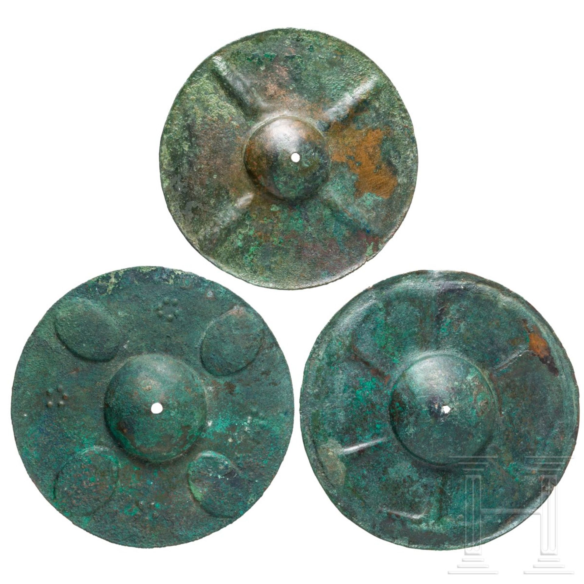 Drei bronzene Phalerae, Nordwestiran, 9. - 8. Jhdt. v. Chr.