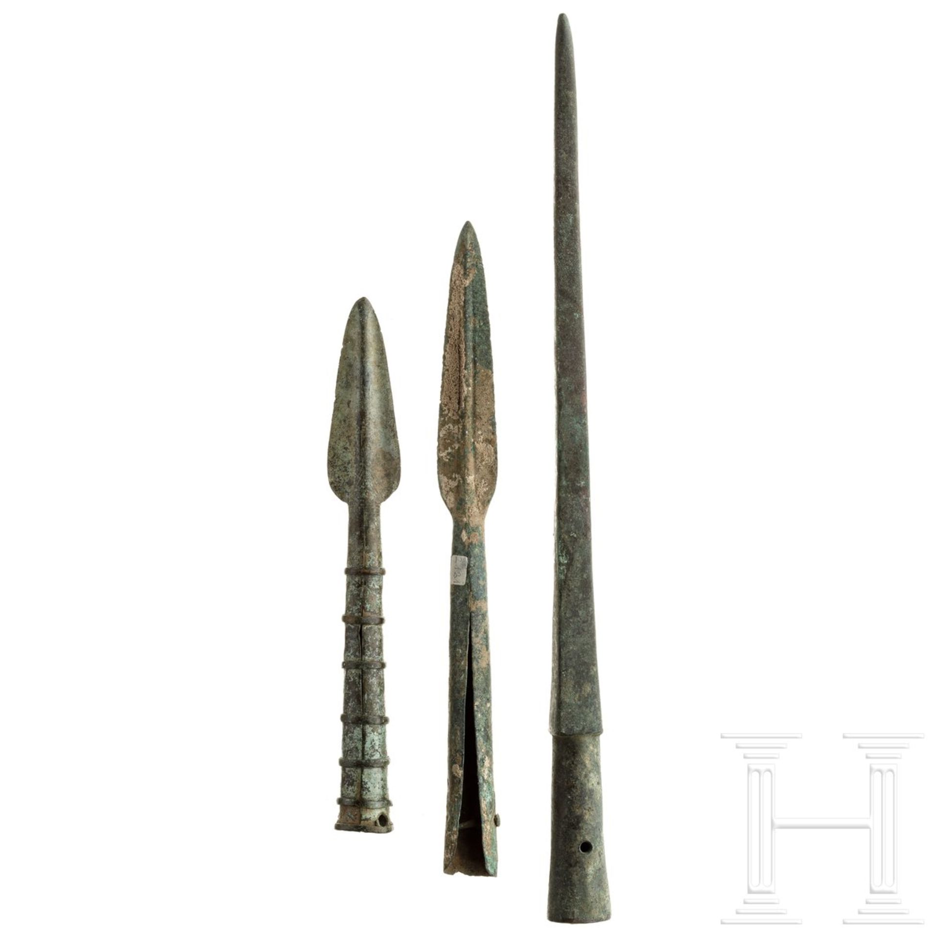 Zwei Speerspitzen und ein Lanzenschuh, Bronze, Luristan, Westiran, ca. 11. - 9. Jhdt. v. Chr. - Bild 2 aus 3