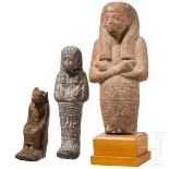 Zwei Ushebtis und ein thronender Anubis, Terracotta, altägyptisch, 2. - 1. Jtsd. v. Chr.