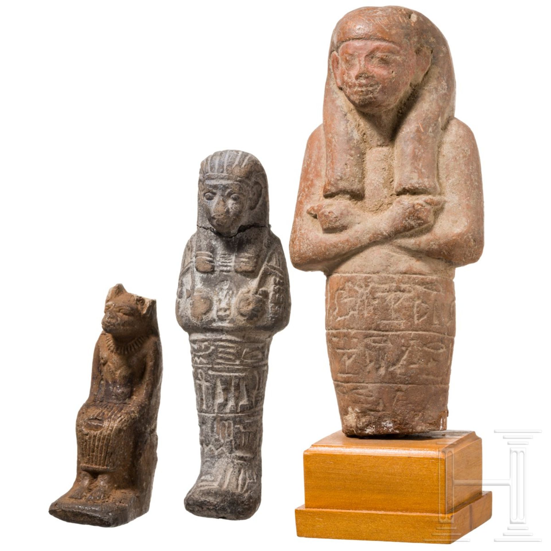 Zwei Ushebtis und ein thronender Anubis, Terracotta, altägyptisch, 2. - 1. Jtsd. v. Chr.