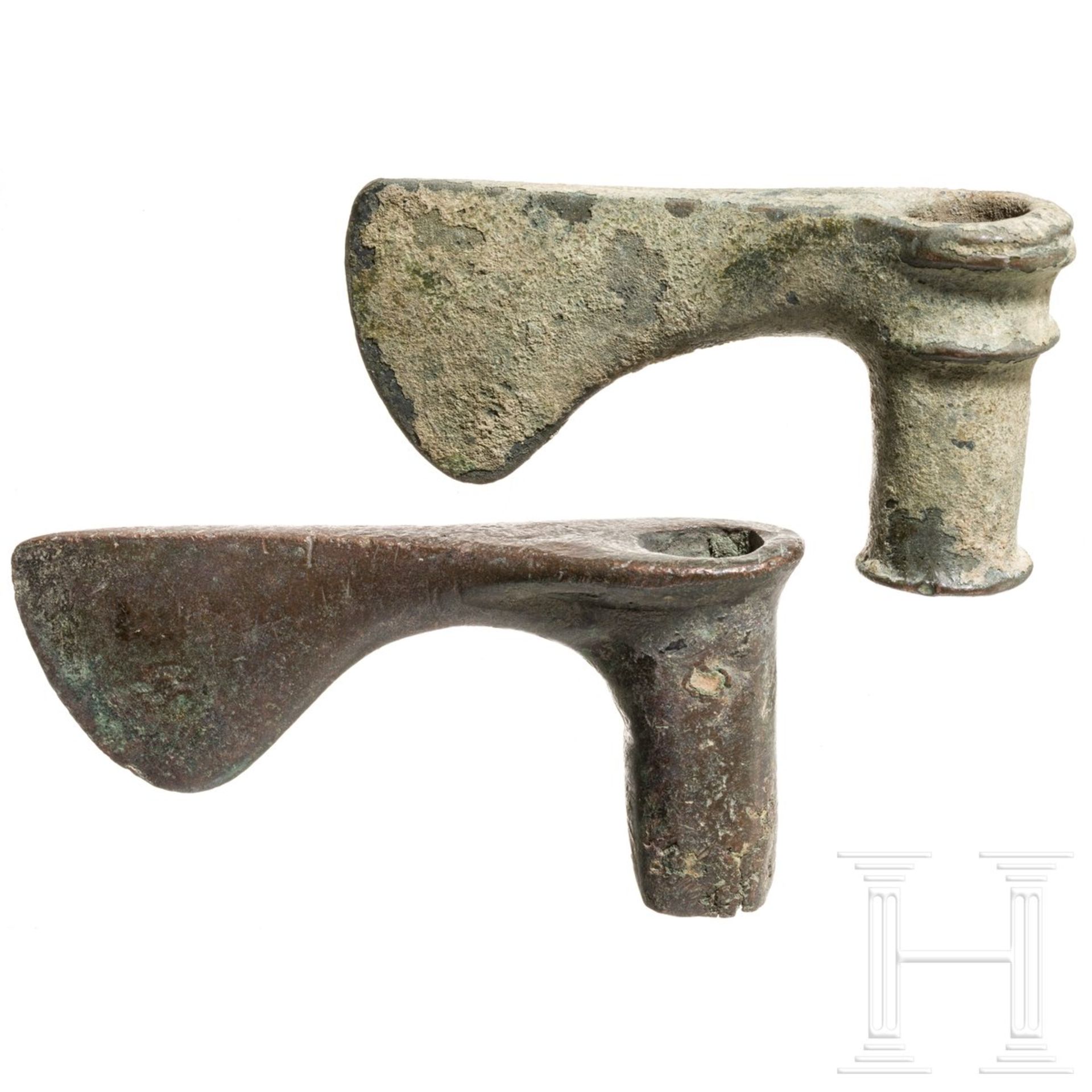 Zwei Tüllenäxte, Bronze, Luristan, Westiran, 2500 - 2000 v. Chr. - Bild 2 aus 3