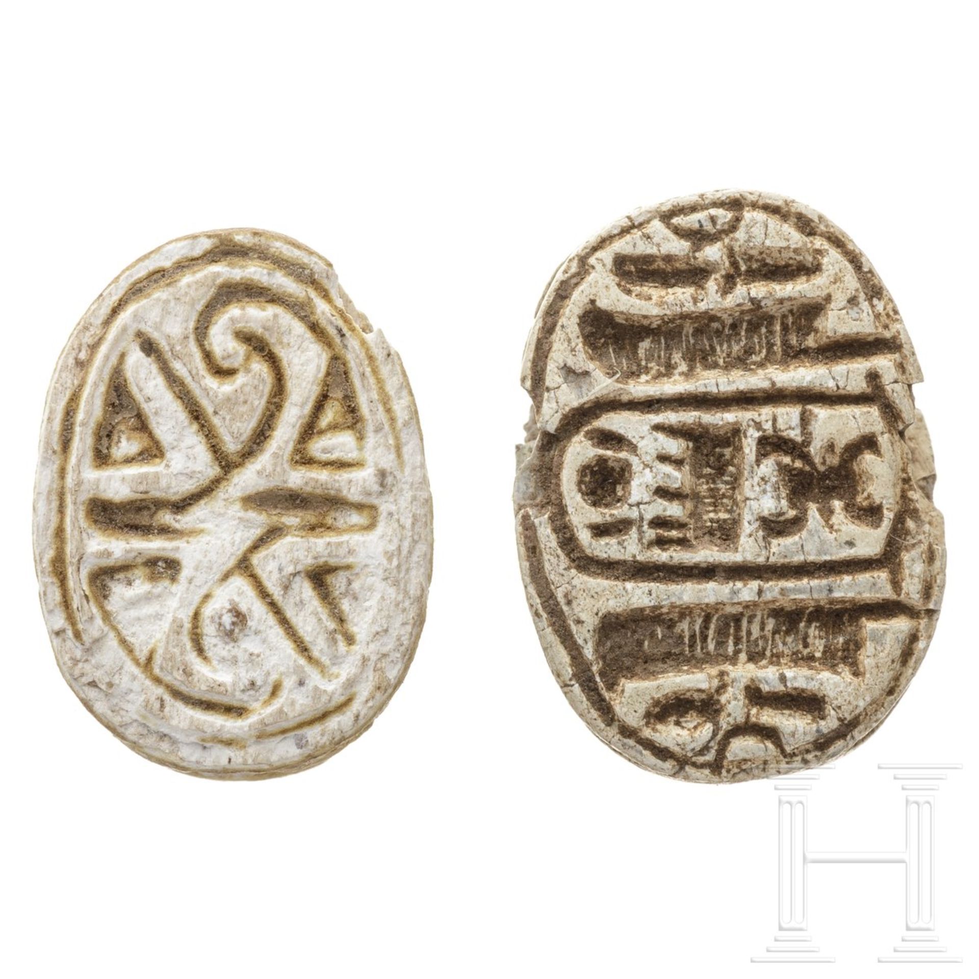 Zwei Amulettskarabäen, altägyptisch, 2. - 1. Jtsd. v. Chr. - Bild 3 aus 3