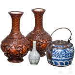Konvolut Japan bestehend aus zwei Ikebana-Vasen, Miniaturvase und Henkeltopf, Japan, 19. Jhdt