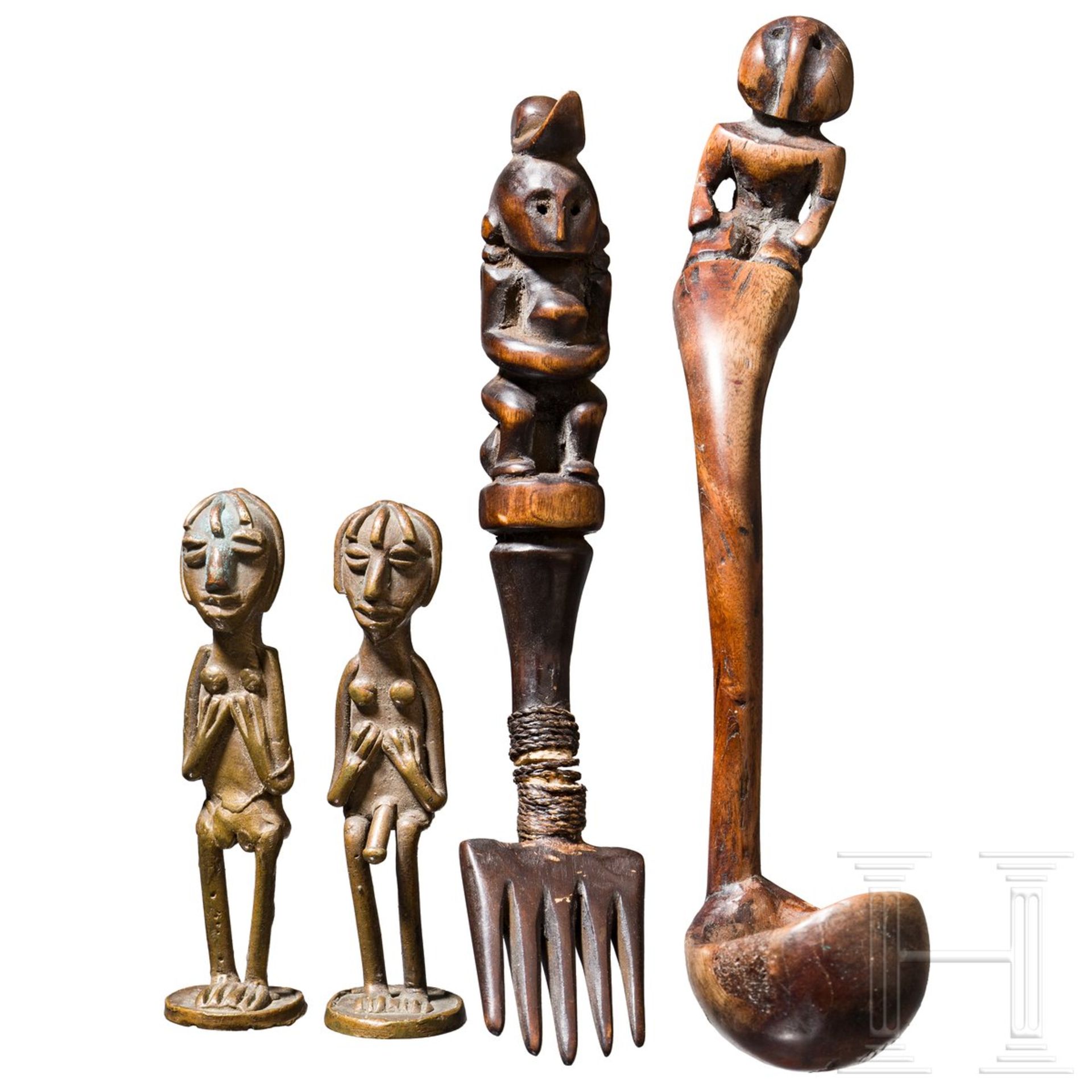 Hölzernes Besteck, zwei kleine Bronzefiguren, Afrika um 1900