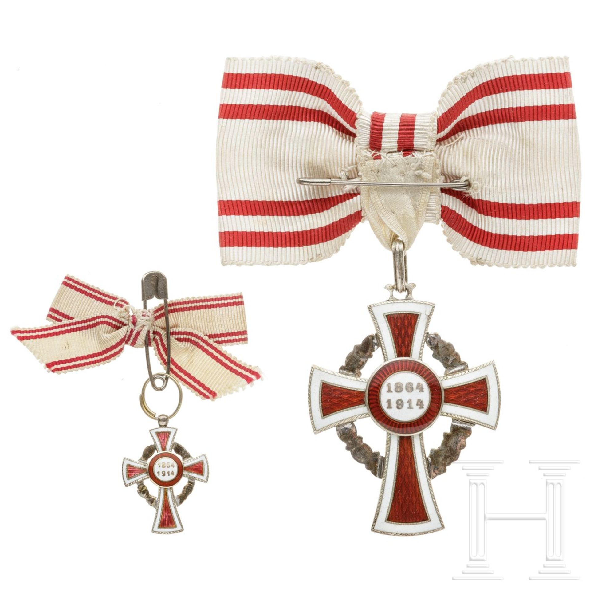 Ehrenzeichen 2. Klasse des österreichischen Roten Kreuzes mit Kriegsdekoration, mit Miniatur, je - Image 2 of 2
