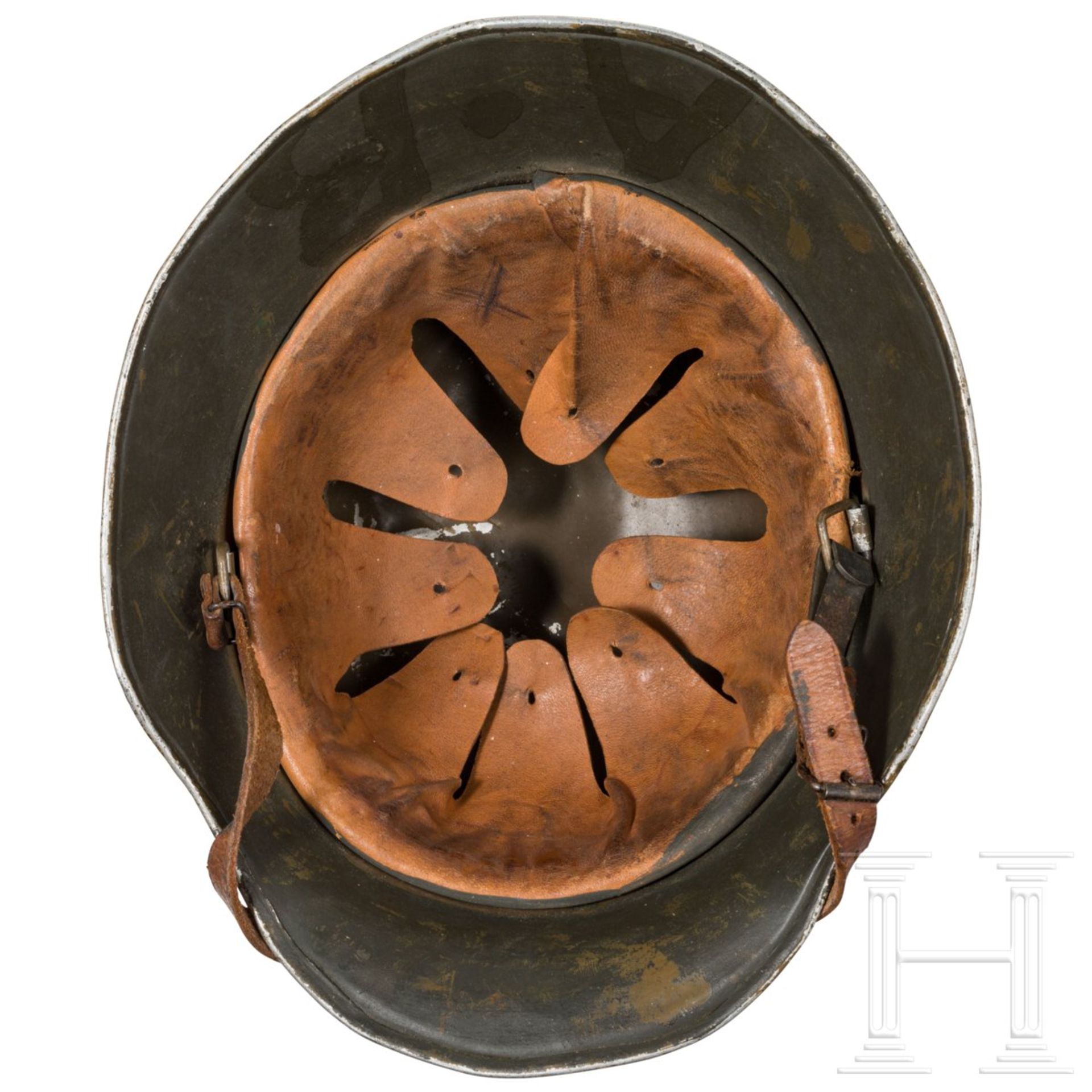 Ein Paradehelm, fünf Helmbezüge und ein Helmfutteral - Bild 2 aus 2
