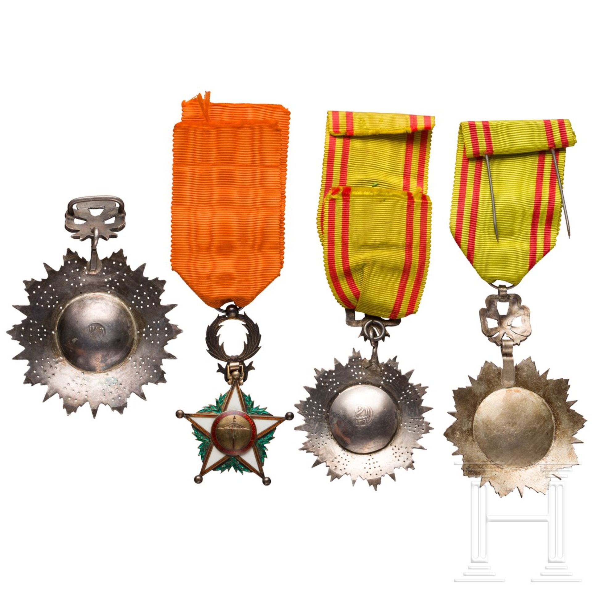 Orden Nicham Iftikhar - Kommandeur- sowie zwei Offiziersdekorationen - Bild 2 aus 2