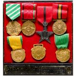 Sieben Abzeichen/Medaillen, Afghanistan, vor 1973, Deschler & Sohn, München, in Präsentationsbo