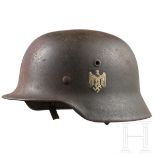 Stahlhelm M 40 des Heeres mit einem Abzeichen