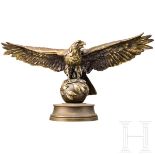 Bronzeadler auf loorbeerumkränzter Kugel