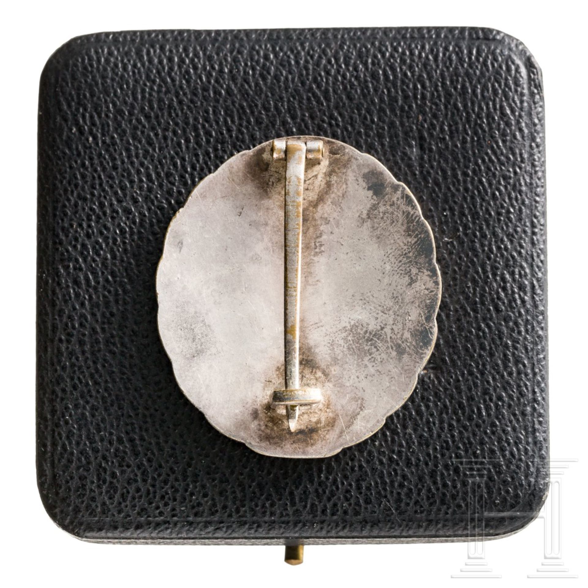 Verwundetenabzeichen in Silber im Etui - 1. Modell 1939 mit kleinem Stahlhelm - Bild 2 aus 2