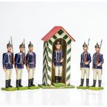 Sechs preußische Elastolin-Soldaten der 18 cm-Serie im Marsch mit Schilderhaus